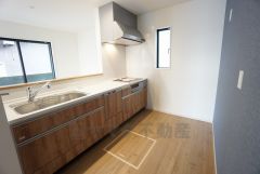 収納も、作業スペースも広々と設けられた使いやすいシステムキッチンです＾＾カウンターキッチンなので、ご家族と会話をしながら楽しくお料理ができます＾＾