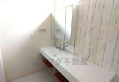 三面鏡にハンドシャワー付きで使いやすい洗面台です＾＾