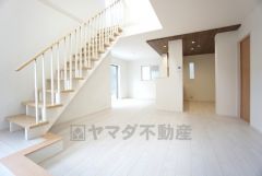 大きな掃き出し窓のあるリビングは、陽光あふれる明るい空間です。ゆったりと寛げる憩いの場となりそうです。