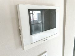 防犯性もばっちり、TVモニター付きインターホン完備。大きなモニターで玄関先を確認できます。録画機能が付いているので不在時の訪問者も確認できて安心です＾＾