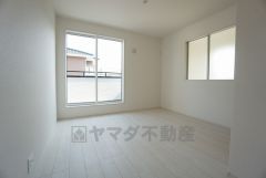 明るい洋室です。ナチュラル色のフローリングで開放的な優しい雰囲気になっています＾＾ベッドや机、ＴＶを置いてもゆとりのある広さです。