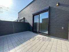 陽当たりの良いバルコニー。十分な広さがあるので一度にたくさんの洗濯物を干すことができます。日光浴をしたり、星を眺めたりも良いですね^^