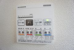 浴室暖房乾燥機付き。天候に左右されず、いつでも好きなときに洗濯物を干せるので、仕事や家事で忙しい方に重宝します。