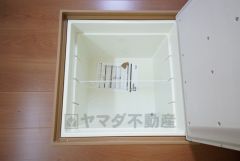 同仕様写真。現況と異なる場合は現況を優先します。キッチンに床下収納があります。