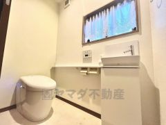 ウォシュレット付きトイレです。1階2階の2ヶ所にトイレがあるので、忙しい朝にもゆとりができますね＾＾