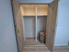 大きめのクローゼットがついた使いやすい洋室です。すっきりと整理整頓できるので気持ちよくすごせます＾＾