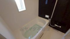 1日の疲れを癒すくつろぎのバスルーム。足を伸ばしてもゆったりと入れるサイズです。お子様と一緒にお風呂に入っても狭くないですね＾＾