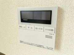 キッチン横からお湯張り、追い炊き、温度調節がボタンで楽々操作できる給湯器リモコンです＾＾忙しい夕飯の準備の時間帯に重宝しますね。