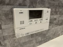 湯量・湯温の設定、そして保温までワンタッチのフルオートバス。便利な追い炊き機能付きです。