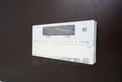 同仕様写真。現況と異なる場合は現況を優先します。お湯張り、追い炊き、足し湯がボタン一つで楽々操作できる給湯機リモコン＾＾