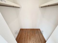 主寝室には大容量のウォークインクローゼットを完備。季節もののお洋服をすっきり収納できます。