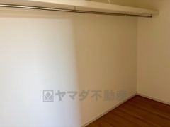 ウォークインクローゼットは奥にハンガーパイプを付け、コートなどのアウター類から帽子や靴下などの小物類まで全て収納できます＾＾