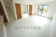 大きな掃き出し窓のあるリビングは、陽光あふれる明るい空間です。ゆったりと寛げる憩いの場となりそうです。