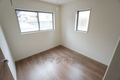 2面採光を確保した明るい室内は、風通しも良く、大変居心地の良い空間となっております。爽やかな風を感じて起きる朝は、快適生活の始まりに。