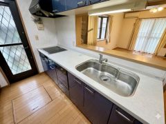 収納も、作業スペースも広々と設けられた使いやすいシステムキッチンです＾＾カウンターキッチンなので、ご家族と会話をしながら楽しくお料理ができます＾＾写真はCG加工しております。