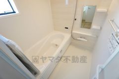 1日の疲れを癒すくつろぎのバスルーム。足を伸ばしてもゆったりと入れるサイズです。お子様と一緒にお風呂に入っても狭くないですね＾＾