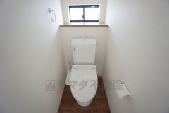 温水洗浄機付トイレです。トイレは2ヶ所設けられているので、来客時にも気兼ねなく使えますね。小窓付きで換気も出来ます。