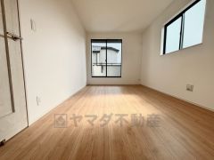 バルコニーに面していて日当たりがよく、寝室としての利用もおすすめです＾＾上部までしっかり収納できるシューズボックスとちょっとした掃除用具が入れれる便利な収納スペースもございます＾＾