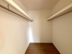ウォークインクローゼット付き＾＾ハンガーパイプ下にボックスを置いて、枕棚を活用して、たっぷりと収納できそうです＾＾