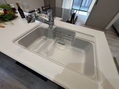 大きなお鍋も楽々洗える幅の広いシンクです＾＾簡単にお掃除もできますよ。洗剤やスポンジもすっきりできる収納付き。