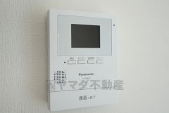 防犯性もばっちり、TVモニター付きインターホン完備。大きなモニターで玄関先を確認できます。録画機能が付いているので不在時の訪問者も確認できて安心です＾＾
