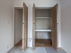 リビング横の5.5帖和室には備蓄倉庫＆クローゼット完備。普段使いから防災備蓄までしっかり収納できます。