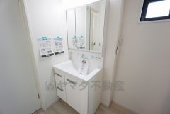 三面鏡裏収納付き洗面化粧台です＾＾ 歯磨きセットやスキンケア用品などの収納に便利ですね。 ランドリースペース上部には窓も付いており換気に便利です＾＾ 