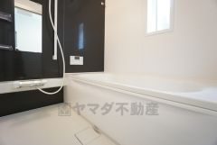 1日の疲れを癒すくつろぎのバスルーム。足を伸ばしてもゆったりと入れるサイズです。お子様と一緒にお風呂に入っても狭くないですね^^