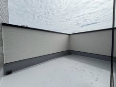 幅広のインナーバルコニーは多少の雨でも洗濯物を守ってくれ、家事を助けてくれること間違いなし。眩しすぎる日差しも和らげます。