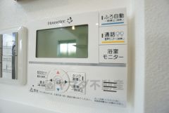 キッチン横から温度調節など楽々操作できる給湯器リモコンです＾＾忙しい夕飯の準備の時間帯に重宝しますね。