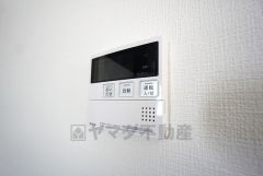  キッチン横から温度調節など楽々操作できる給湯器リモコンです＾＾忙しい夕飯の準備の時間帯に重宝しますね。