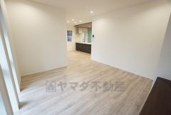 家族が集まる開放的なリビング。思い思いの時間を過ごしたり食事をしたり、素敵な団らんの場になりますね。