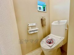 温水洗浄機付トイレです。節水機能もあるので、安心して使えますね。もちろん、1階2階の2ヶ所にトイレがあるので、忙しい朝にもゆとりができますね。