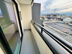 陽当たりの良いバルコニーです。お洗濯やお布団干しはもちろん、日光浴スペースにも。足元は防水工事施工済です。