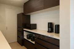 備え付けのパントリーと、キッチン横に収納もございます＾＾