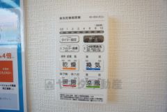 浴室暖房乾燥機付き。天候に左右されず、いつでも好きなときに洗濯物を干せるので、仕事や家事で忙しい方に重宝します。