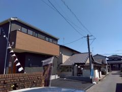 前面道路含む外観。