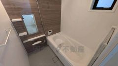 1日の疲れを癒すくつろぎのバスルーム。足を伸ばしてもゆったりと入れるサイズです。お子様と一緒にお風呂に入っても狭くないですね。