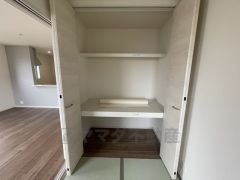 和室には押入れが付いています。来客用のお布団や、季節物の家電などの収納にも困りませんね＾＾