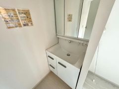 三面鏡にハンドシャワー付きで使いやすい洗面台です＾＾鏡裏と洗面ボウル下に収納付きの洗面台なので、整理整頓ができスッキリと使えます＾＾
