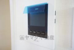 防犯性もばっちり、TVモニター付きインターホン完備。大きなモニターで玄関先を確認できます。録画機能が付いているので不在時の訪問者も確認できて安心です＾＾