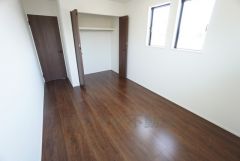 クローゼット付きなので、すっきりと整理整頓でき気持ちよく過ごせますね＾＾