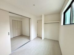 2ドア1ルームになっているのでお子様の成長に合わせてお部屋を仕切ることもできます＾＾