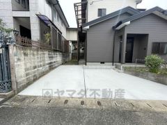 駐車スペース2台（車種による）。マイカー用に、来客用に、余裕を持ってご利用いただけます。自転車やバイク置場としても重宝します。