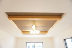 同仕様写真。折り上げ天井により空間に奥ゆき生まれ、部屋がより広く見えます。