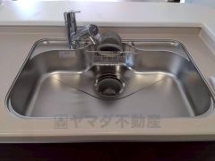 広々とした凸型シンクに洗剤ポケットを標準装備。大きなお鍋など洗いやすいです。洗剤や石鹸、スポンジもすっきりできる収納付き。