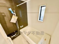 1日の疲れを癒すくつろぎのバスルーム。足を伸ばしてもゆったりと入れるサイズです。お子様と一緒にお風呂に入っても狭くないですね＾＾