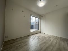 暖かい日差しが差し込む洋室。たっぷり収納できるクローゼット付きでお部屋の中をすっきりと快適に保てます。