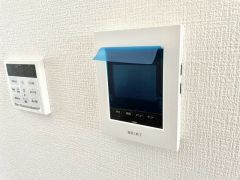 今や必需品となっておりますTVモニター付きインターホンです。録画・再生器のもついており防犯性もばっちりです。キッチン横にありワンタッチで外の方とお話ができますので便利です。