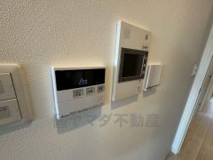 お湯張り、追い炊き、足し湯がボタン一つで楽々操作できる非常に便利な給湯機リモコンです。追い炊きがついていると寒い冬は水道代の節約にもなるので助かりますね